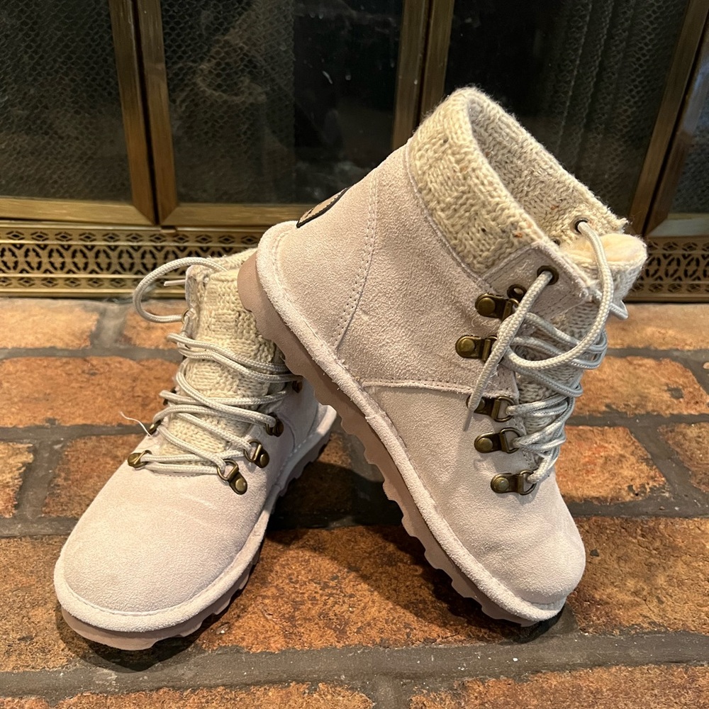 BearPaw Off-white Suede Ankle Boots,Wool blend lining, Sheepskin footbed Size 7